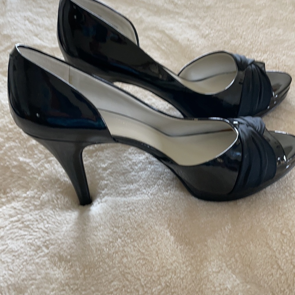 Black patent peep toe pumps. - Picture 4 of 6
